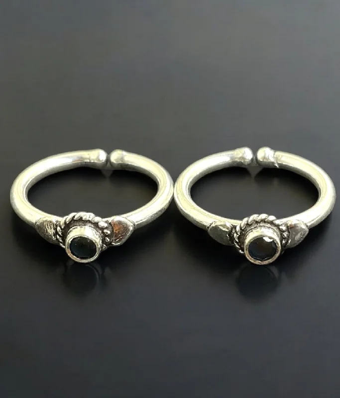 ladies-radiant-cut-diamond-rings-The Avani Silver Gemstone Toe-Rings