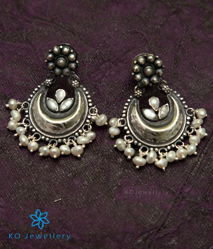 ladies-minimalist-gold-earrings-The Mahika Silver Pearl Earrings (Oxidised)