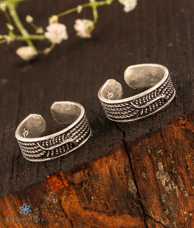 ladies-classic-diamond-rings-The Nida Silver Toe-Rings