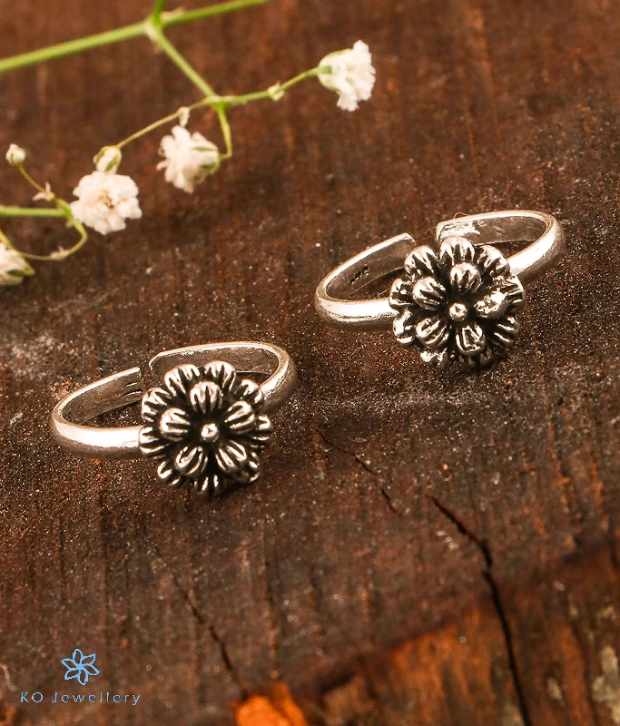 ladies-unique-rings-The Daffodils Silver Toe-Rings