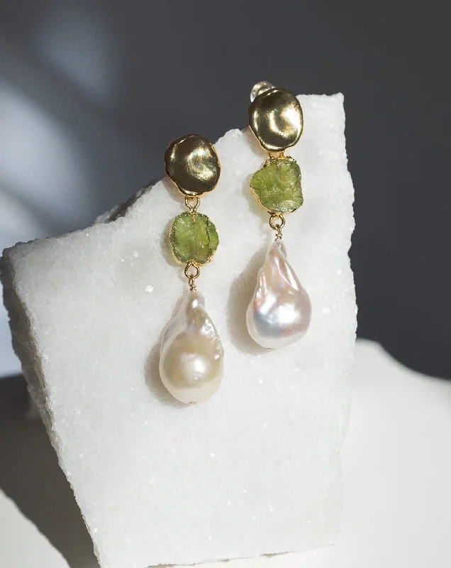 ladies-everyday-pearl-earrings-August | Peridot Birthstones x Pearls Earrings