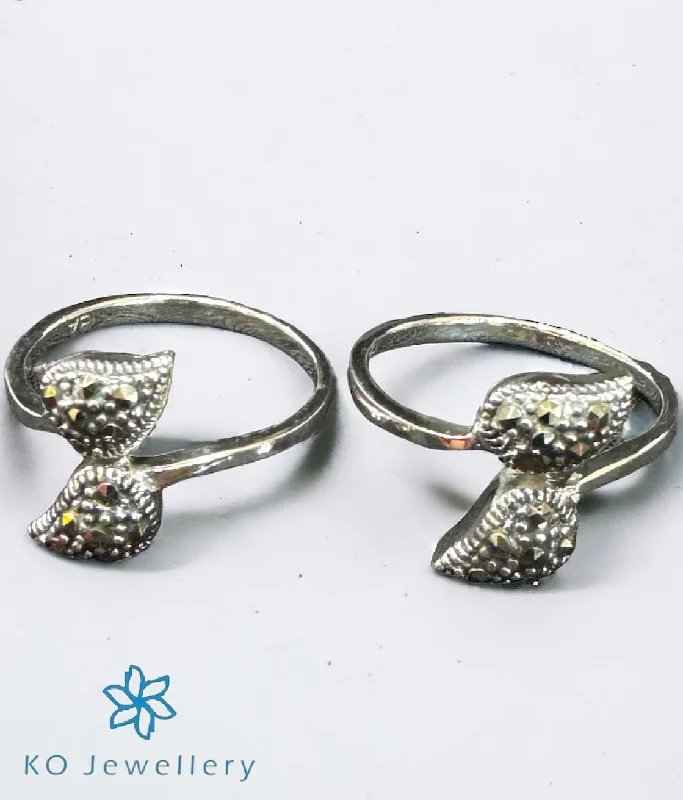 ladies-name-diamond-rings-The Twin Leaf Silver Marcasite Toe-Rings (Front Open)