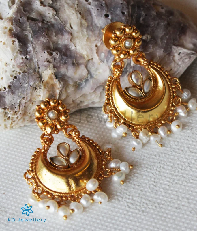 ladies-gemstone-chandelier-earrings-The Mahika Silver Pearl Earrings